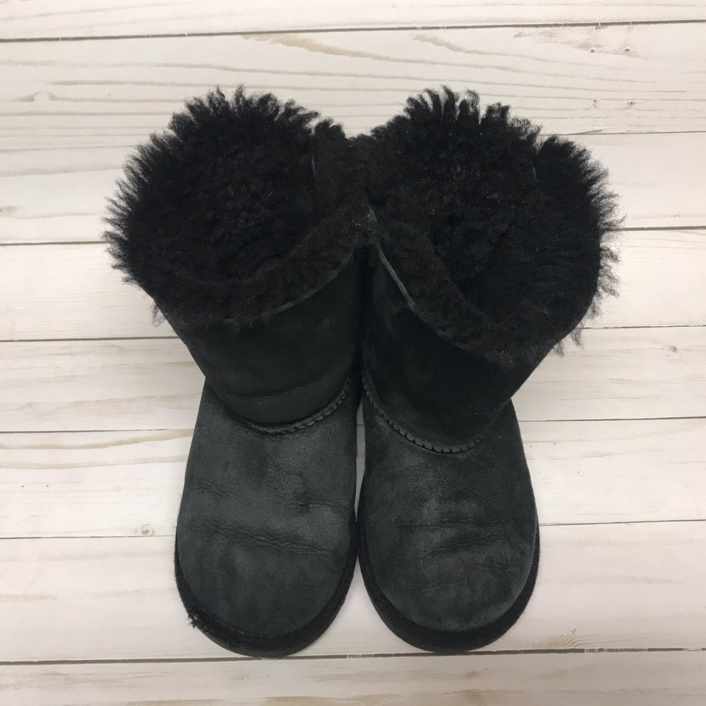 UGG Bailey Bow II kids size 9